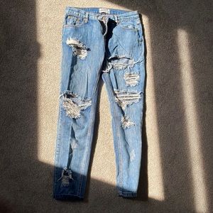 Low waist ripped jeans